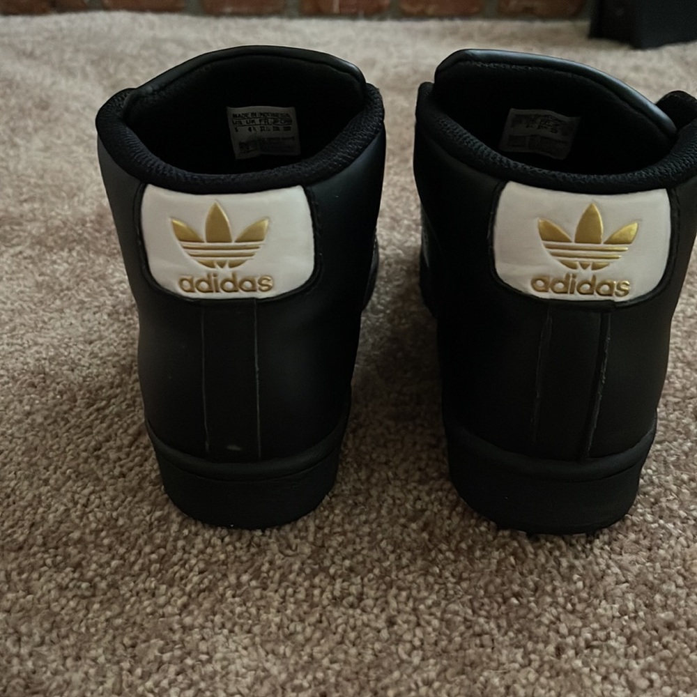 Tennis shoes adidas  size 5